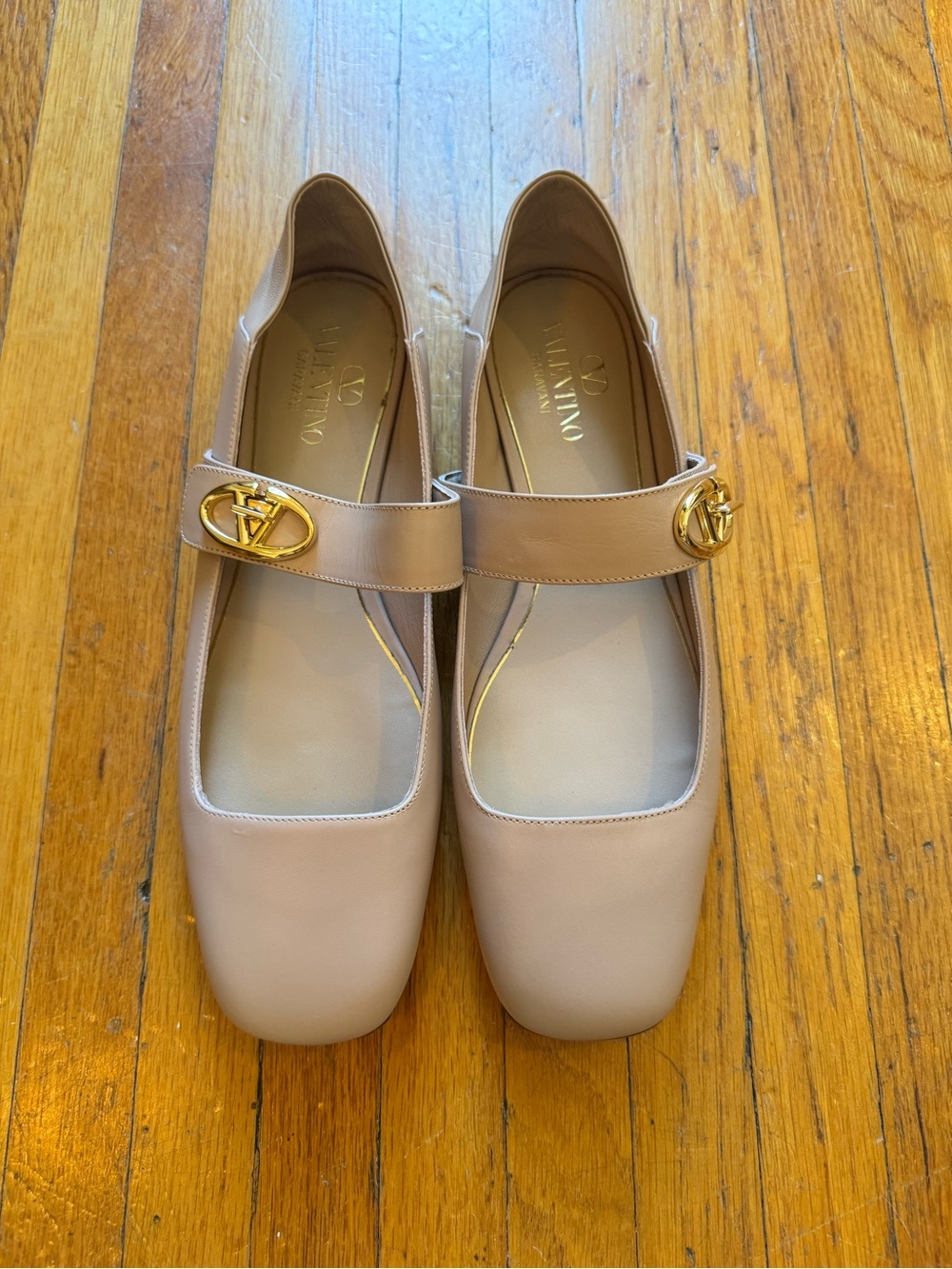 Valentino Beige Leather Ballet Flats with Gold Logo size 39 worn once